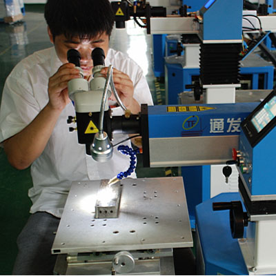 針對稍大模具，可轉向觀察操作